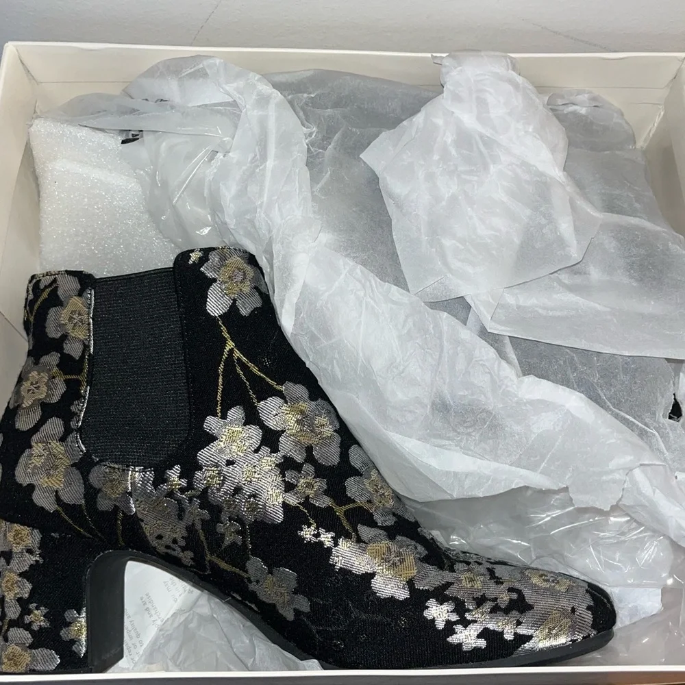 NWT/NIB Anne Klein Akgorgia slip on ankle boots size 7. Silver & gold flowers - Picture 14 of 14